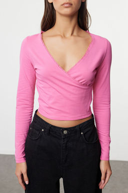 Pembe Derin Kruvaze Yaka Dantel Detayl? Uzun Kol Crop Pamuklu Esnek Orme Bluz TWOAW24BZ00291