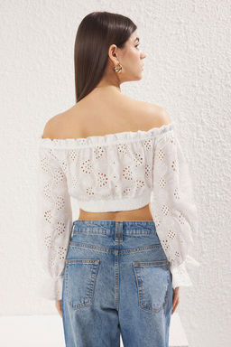 Beyaz Pamuklu Brode Omzu Ac?k Crop Dokuma Bluz TWOSS25BZ00169 - Trendyolmilla фото 5