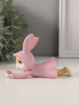 Фигурка полистоун «Зайка в вязаном розовом платьице, смотрит на сердечко», 12.5×5.5×8 см