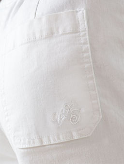 Широкие джинсы с поясом на резинке и с защипами из облегченного денима