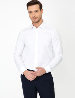 Белая приталенная рубашка с длинным рукавом