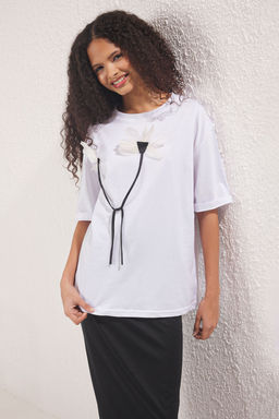 Trendyolmilla Beyaz %100 Pamuk Cicek Aksesuar Detayl? Rahat/Relaxed Kesim Orme T-Shirt TWOSS25TS00200