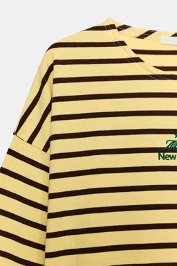 CAMISETA RAYAS TEXTO / Amarillo