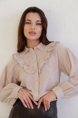 11070 Блуза с кокеткой и оборкой кремовая