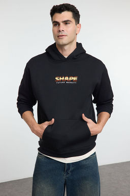 TRENDYOL MAN Siyah Oversize/Genis Kesim Yaz? Bask?l? Kapusonlu Ici Polar Sweatshirt TMNAW25SW00100