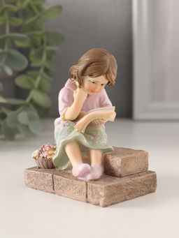 Фигурка полистоун «Малышка читает на лесенках», розово-зелёный, 7×5×8.5 см
