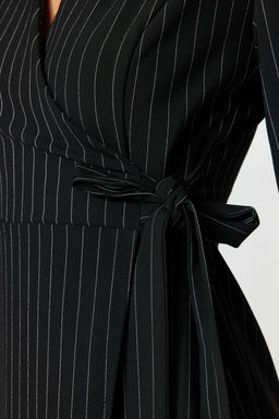 TRENDYOLMILLA Siyah Baglama Detayl? Cizgili Kruvaze Mini Dokuma Elbise TWOAW24EL00458  фото 9