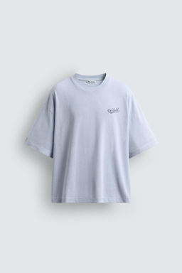 CAMISETA BOXY FIT PARCHES COMBINADOS / Azul claro