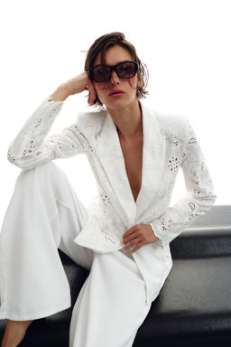 BLAZER ENTALLADA HOMBRERAS BORDADOS PERFORADOS / Blanco - Zara фото 11