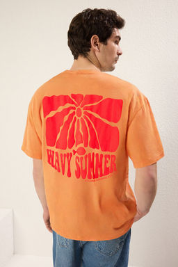 TRENDYOL MAN Somon Oversize/Genis Kesim Kabaran Bask?l? %100 Pamuk T-Shirt TMNSS25TS00131
