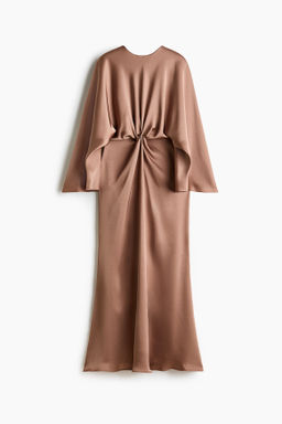 Vestido de sat?n con detalle girado
