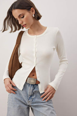 Ekru Dugmeli Vucuda Oturan Esnek Orme Bluz TWOAW26BZ00007
