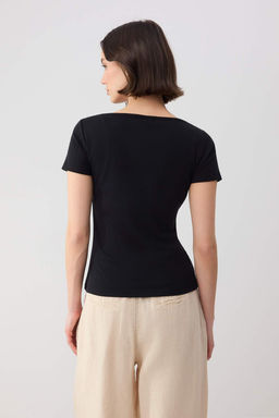 Wardrobe Essentials-Siyah Fitted/Vucuda Oturan Kay?k Yaka K?sa Kollu Orme T-Shirt TWOSS26TS00070