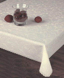 Скатерть арт. 721-085, РЕЛЬЕФ, ТЕФЛОНОВАЯ, прямоугольная, 150 см х 250 см, КРЕМОВАЯ с вышивкой из мерцающей пряжи, УЗОРНЫЙ КРАЙ