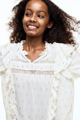 Blusa con ribetes de volante
