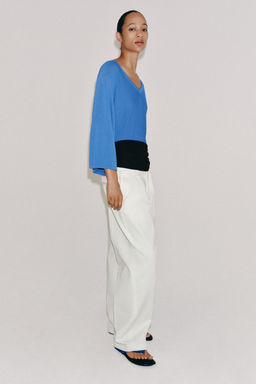 TOP PUNTO FLUIDO ESCOTE PICO / Azul?n