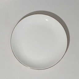 Тарелка фарфоровая десертная Золотая линия, d=18 см, цвет белый