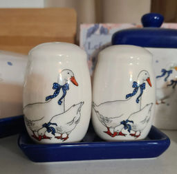 Набор солонка и перечница ГУСИ с подставкой в подарочной упаковке арт.MFK07943 /МФК/