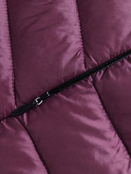 Куртка женская удлинённая стёганая с капюшоном и графеновой подкладкой бордового цвета 9628_1Bo