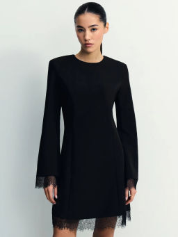 Приталенное платье мини с кружевом / Zarina  фото 3