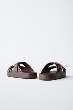 SANDALIA ENGOMADA HEBILLAS / Marr?n