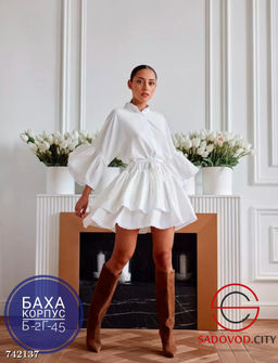 Женское платье с отделкой кружевом