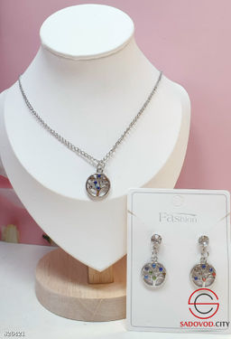 Комплект украшений женский: серьги гвоздики и подвеска ожерелье