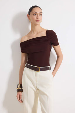 Kahverengi Slim Asimetrik Yaka Tek Kol K?sa Kollu Buzgulu Esnek Orme Bluz TWOSS26BZ00169
