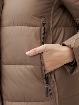 Пальто утепленное стеганное зимнее с капюшоном женское коричневого цвета 9606K