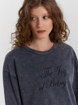 Джемпер женский черный с обработкой эйсид и надписью The joy of being ACID WASH черный янтарь +печать 122924 - Mark formelle фото 6