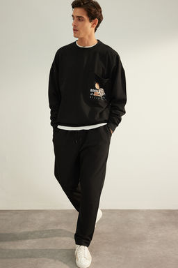 TRENDYOL MAN Siyah Regular Fit Bask?l? Orme Pijama Tak?m? TMNAW24PT00045