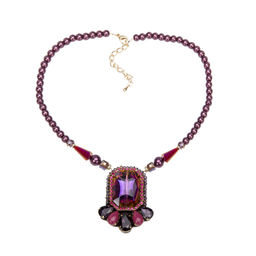 Короткое ожерелье из фиолетовых бусин с подвеской