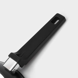 Сковорода Magistro Flame, d=28 см, h=5 см, кованый алюминий, ручка soft-touch, антипригарное покрытие, индукция, чёрная фото 5