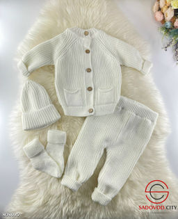 Костюм из 4 предметов: стильная кофточка на пуговках с кармашками, шапочка, штанишки и носочки.