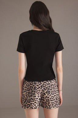 TRENDYOLMILLA Siyah Fiyonk Detayl? Bask?l? Fitted/Vucuda Oturan Orme T-Shirt TWOSS25TS00113  фото 4