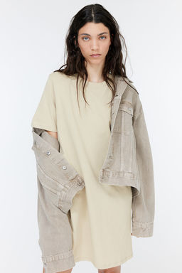 Vestido camiseta con hombreras