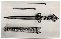 Открытка Эрмитаж Рыцарский зал. Кинжал, нож и шило. XVII века. Италия