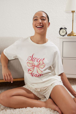 Trendyolmilla Ekru %100 Pamuklu Cicekli Kurdele/Fiyonk Bask?l? Sortlu Orme Pijama Tak?m? THMSS25PT00175