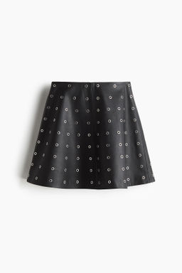 Falda con ojales decorativos