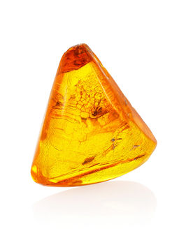 Кусочек натурального балтийского янтаря с включениями насекомых