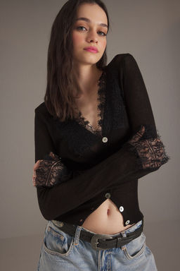 TRENDYOLMILLA Siyah Yaka Dantel Detayl? V Yaka Triko H?rka TWOSS25HI00009