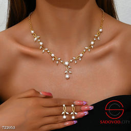 Женский комплект из колье и серёжек с жемчугом