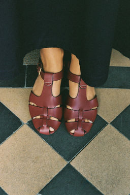 FLAT CAGE SANDALS