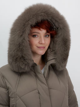 Куртка зимняя женская с мехом и капюшоном тренд коричневого цвета 7656K - Visdeer фото 7