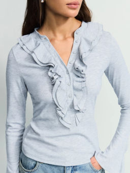 Приталенный лонгслив с воланами / Zarina