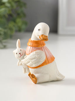 Сувенир полистоун "Белый утёнок в жилетке, с игрушкой-зайчиком" 9 см