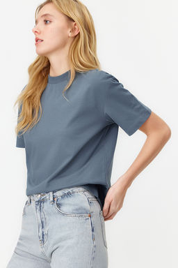 Koyu Gri %100 Pamuk Basic Regular/Normal Kal?p Dik Yaka Orme T-Shirt TWOAW20TS0096
