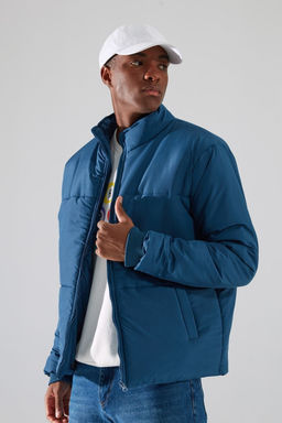 TRENDYOL MAN Koyu Yesil Regular Fit Cepli Ruzgara ve Suya Dayan?kl? Sisme Mont TMNAW22MO0091 - Trendyolmilla фото 2