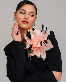 Брошь цветок искуcственный шёлк/Натуральные перья