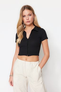 Trendyolmilla Beyaz Dugme Detayl? Fitted/Vucuda Oturan Crop Polo Yaka Fitilli Esnek Orme Bluz TWOSS23BZ00537